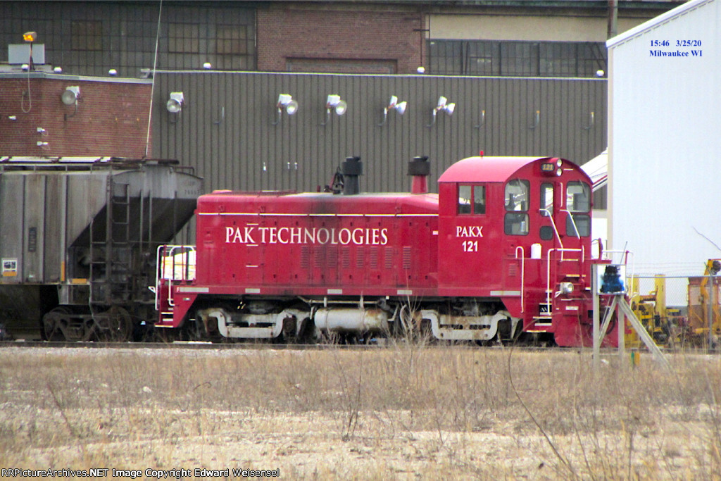 PAKX's Sw1200 is confined to one captive track within Glendale yard